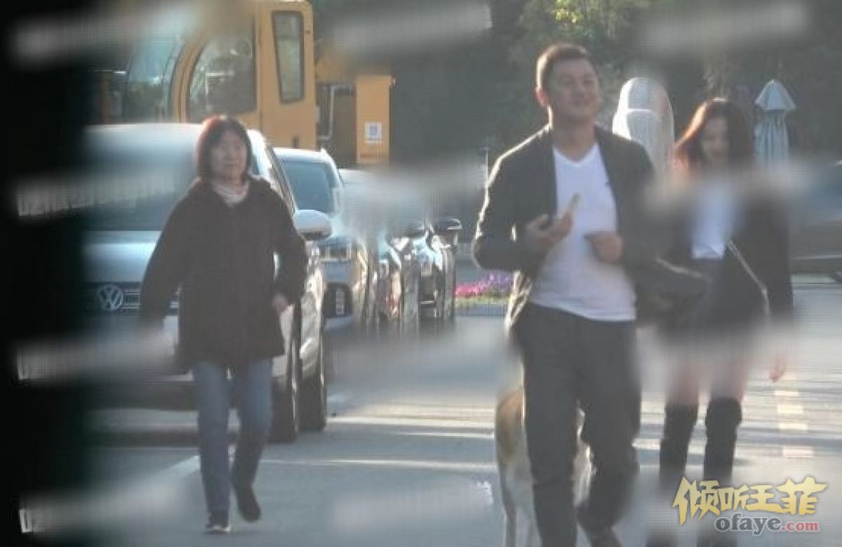 组图：李嫣遛狗不惧寒冷穿短裙秀大长腿李亚鹏蹲地为其拍美照