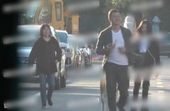 组图：李嫣遛狗不惧寒冷穿短裙秀大长腿李亚鹏蹲地为其拍美照