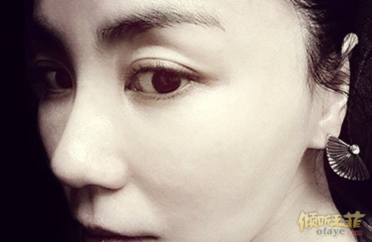 组图：为发自拍出新歌？王菲献唱姜文新片配回春美照一张