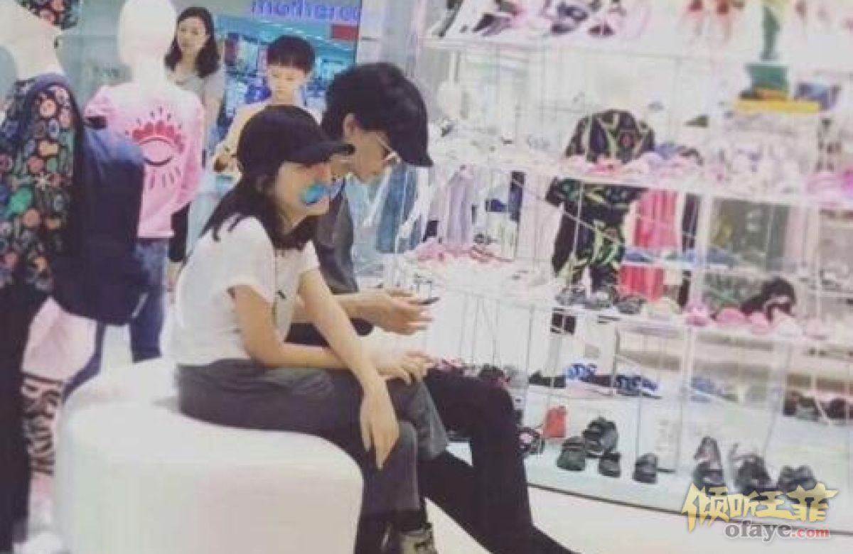 组图：李嫣陪王菲逛街表情冷酷似妈妈翻版