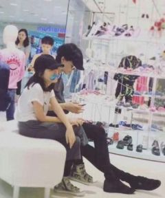 组图：李嫣陪王菲逛街表情冷酷似妈妈翻版