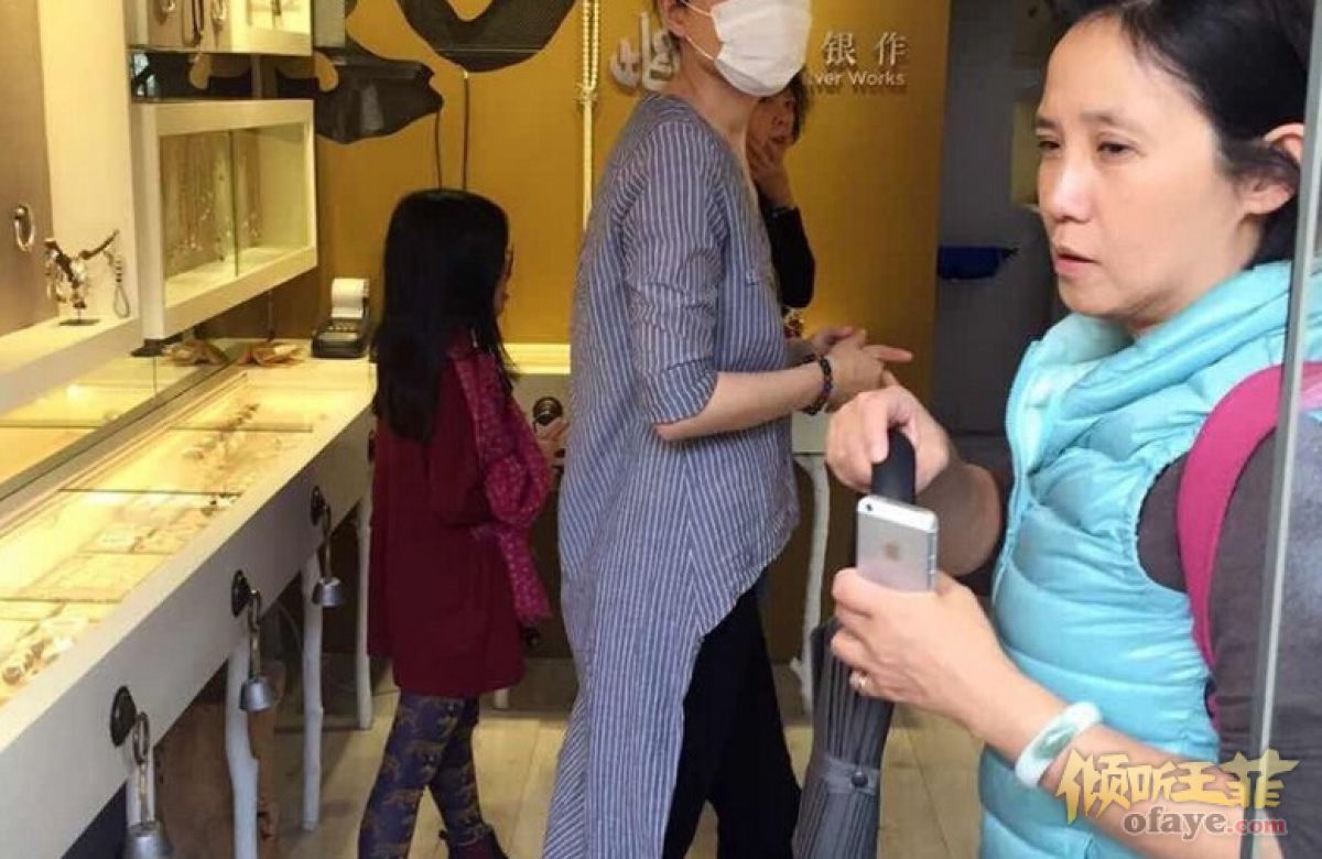 王菲早年透视装写真曝光 黑发红唇显个性