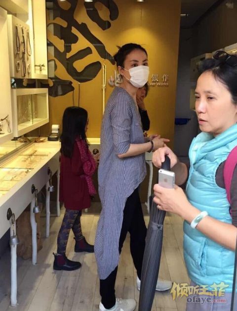 王菲早年透视装写真曝光 黑发红唇显个性