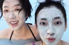 组图：李亚鹏女友冰岛度假敷面膜泡温泉秀美背轻松自在