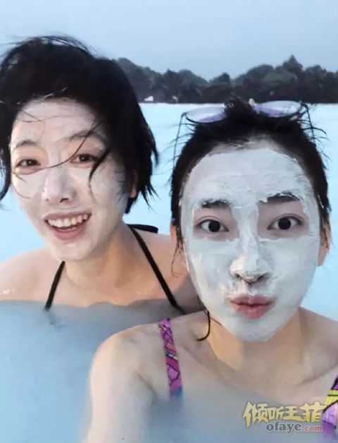 组图：李亚鹏女友冰岛度假敷面膜泡温泉秀美背轻松自在