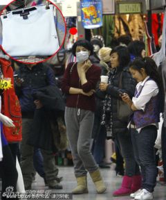 幻灯图：王菲携友京城购物 疑为春晚采购表演服