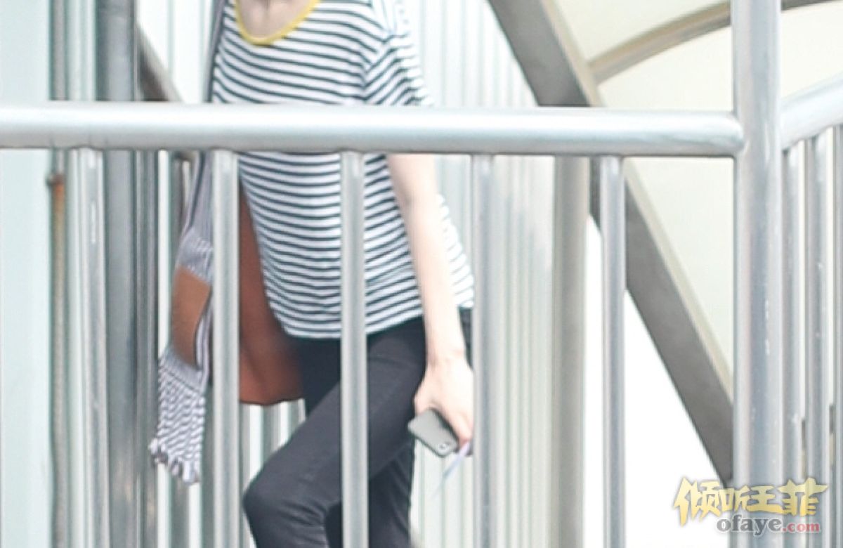 组图：王菲低调离京衣着朴素露侧脸皮肤保养超好