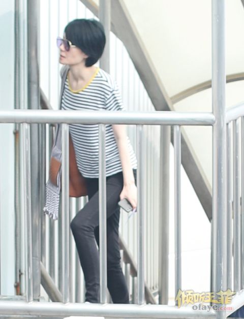 组图：王菲低调离京衣着朴素露侧脸皮肤保养超好