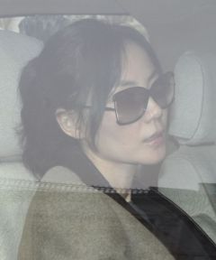 王菲素颜现身为嫣然天使站台 李亚鹏呵护爱妻