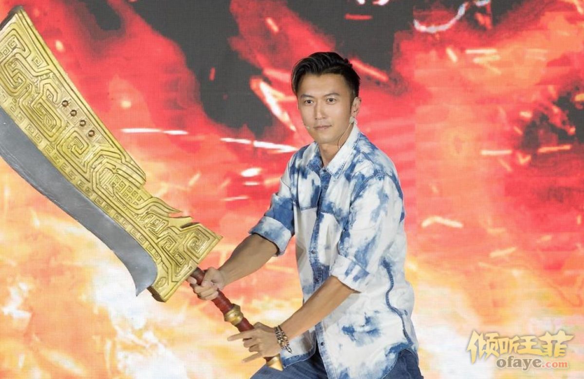 组图：37岁谢霆锋穿扎染牛仔衣帅气不减