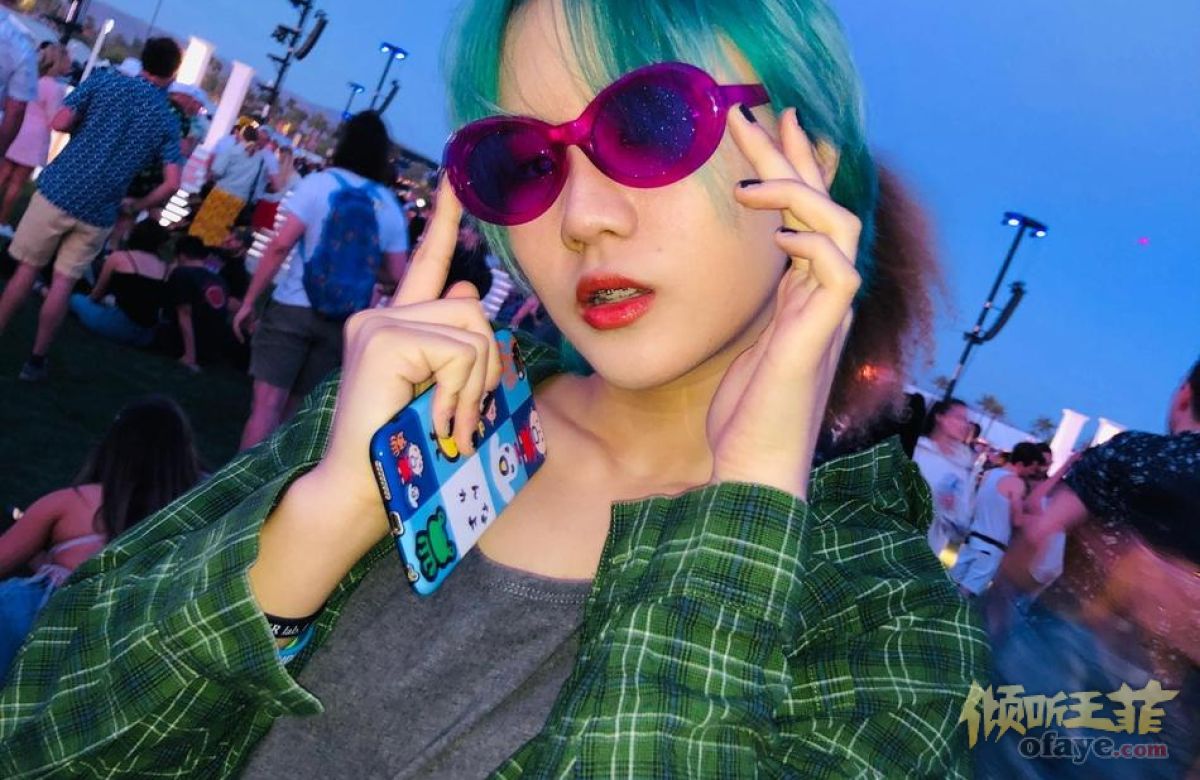 组图：窦唯二女儿现身音乐节宽松背心下锁骨明显瘦了不少