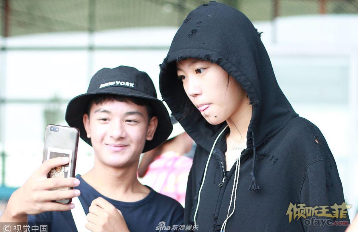 组图：窦靖童连衣帽罩头酷帅不羁吐舌卖萌和粉丝自拍