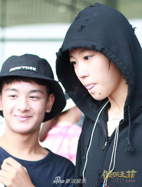 组图：窦靖童连衣帽罩头酷帅不羁吐舌卖萌和粉丝自拍