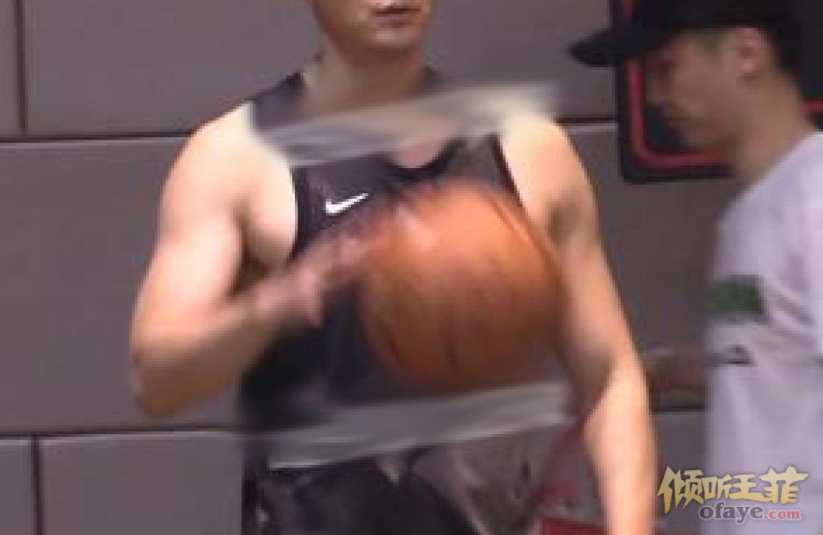 组图：李晨李亚鹏周一围打球放松李晨体格健壮力破暴瘦传闻