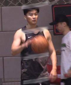 组图：李晨李亚鹏周一围打球放松李晨体格健壮力破暴瘦传闻