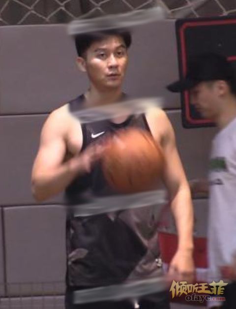 组图：李晨李亚鹏周一围打球放松李晨体格健壮力破暴瘦传闻