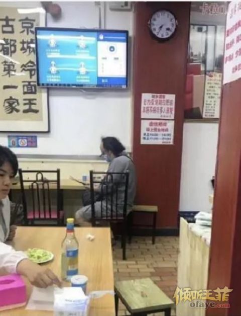 组图：51岁窦唯近照曝光与友人聚餐吃相接地气